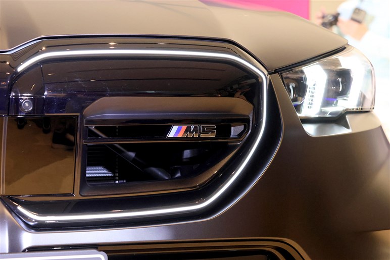 BMW新型「M5」発売　700psの怪力に最新ハイテクを備えた爆速セダン。約2000万円はバーゲンプライス!?