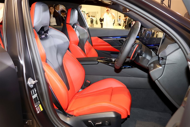 BMW新型「M5」発売　700psの怪力に最新ハイテクを備えた爆速セダン。約2000万円はバーゲンプライス!?