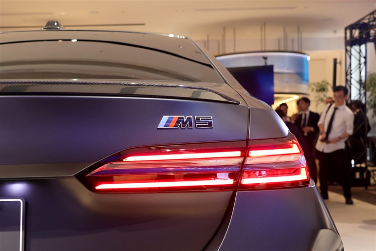 BMW新型「M5」発売　700psの怪力に最新ハイテクを備えた爆速セダン。約2000万円はバーゲンプライス!?