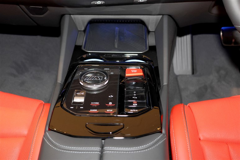 BMW新型「M5」発売　700psの怪力に最新ハイテクを備えた爆速セダン。約2000万円はバーゲンプライス!?