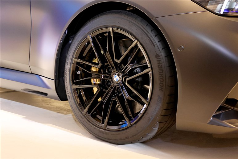 BMW新型「M5」発売　700psの怪力に最新ハイテクを備えた爆速セダン。約2000万円はバーゲンプライス!?