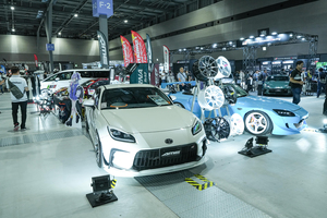 巷で話題のデモカーがアルファード用になってさらに進化！　全身にAMEをまとった「AMEコンプリートシステム」復活【AMA2025】