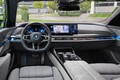 【巨大グリルはそのまま】BMW改良型「7シリーズ」がカモフラージュ減で最新の顔つきを初披露。2025年末に正式発表予定