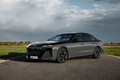 【巨大グリルはそのまま】BMW改良型「7シリーズ」がカモフラージュ減で最新の顔つきを初披露。2025年末に正式発表予定