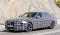 【巨大グリルはそのまま】BMW改良型「7シリーズ」がカモフラージュ減で最新の顔つきを初披露。2025年末に正式発表予定