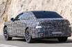 【巨大グリルはそのまま】BMW改良型「7シリーズ」がカモフラージュ減で最新の顔つきを初披露。2025年末に正式発表予定
