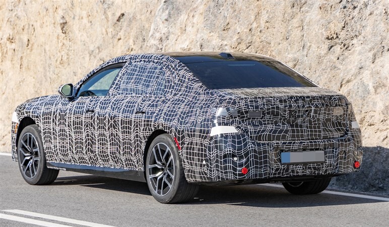 巨大グリルはそのまま】BMW改良型「7シリーズ」がカモフラージュ