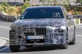【巨大グリルはそのまま】BMW改良型「7シリーズ」がカモフラージュ減で最新の顔つきを初披露。2025年末に正式発表予定