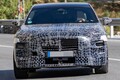 【巨大グリルはそのまま】BMW改良型「7シリーズ」がカモフラージュ減で最新の顔つきを初披露。2025年末に正式発表予定