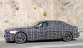 【巨大グリルはそのまま】BMW改良型「7シリーズ」がカモフラージュ減で最新の顔つきを初披露。2025年末に正式発表予定