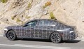 【巨大グリルはそのまま】BMW改良型「7シリーズ」がカモフラージュ減で最新の顔つきを初披露。2025年末に正式発表予定