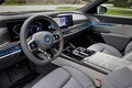 【巨大グリルはそのまま】BMW改良型「7シリーズ」がカモフラージュ減で最新の顔つきを初披露。2025年末に正式発表予定