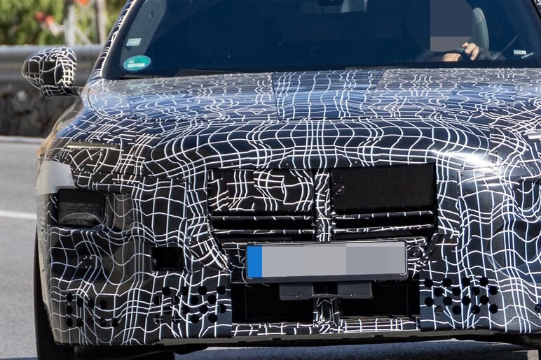 【巨大グリルはそのまま】BMW改良型「7シリーズ」がカモフラージュ減で最新の顔つきを初披露。2025年末に正式発表予定