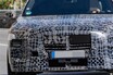 【巨大グリルはそのまま】BMW改良型「7シリーズ」がカモフラージュ減で最新の顔つきを初披露。2025年末に正式発表予定