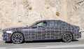 【巨大グリルはそのまま】BMW改良型「7シリーズ」がカモフラージュ減で最新の顔つきを初披露。2025年末に正式発表予定