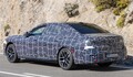 【巨大グリルはそのまま】BMW改良型「7シリーズ」がカモフラージュ減で最新の顔つきを初披露。2025年末に正式発表予定