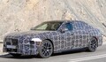 【巨大グリルはそのまま】BMW改良型「7シリーズ」がカモフラージュ減で最新の顔つきを初披露。2025年末に正式発表予定