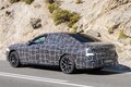 【巨大グリルはそのまま】BMW改良型「7シリーズ」がカモフラージュ減で最新の顔つきを初披露。2025年末に正式発表予定