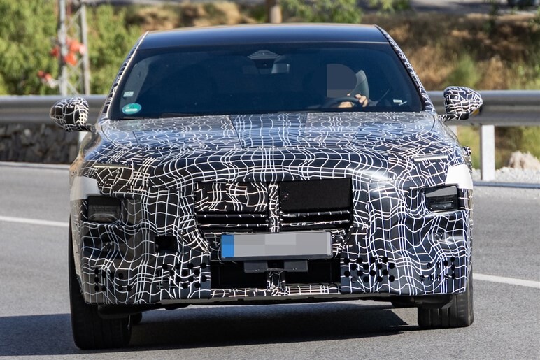 【巨大グリルはそのまま】BMW改良型「7シリーズ」がカモフラージュ減で最新の顔つきを初披露。2025年末に正式発表予定