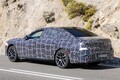 【巨大グリルはそのまま】BMW改良型「7シリーズ」がカモフラージュ減で最新の顔つきを初披露。2025年末に正式発表予定