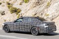 【巨大グリルはそのまま】BMW改良型「7シリーズ」がカモフラージュ減で最新の顔つきを初披露。2025年末に正式発表予定