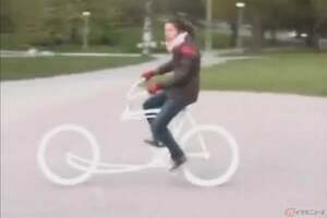 フロントフォークが無い!?　もはや芸術品レベルの美しすぎる自転車の乗り心地とは
