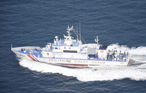 中国の巡視船に“放水砲攻撃”される漁船 3人けが フィリピンが動画公開し猛抗議「この映像を家族と一緒に見てほしい」