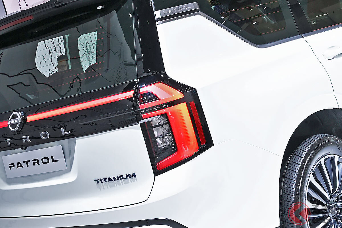 日産が最新型「“最高級”3列シートSUV」を初公開！ 全長5.3m超えの「堂々“カクカク”デザイン」がスゴい！ 超豪華内装もカッコいい“フラッグシップ”モデル「パトロール」日本発売が待ち遠しい！