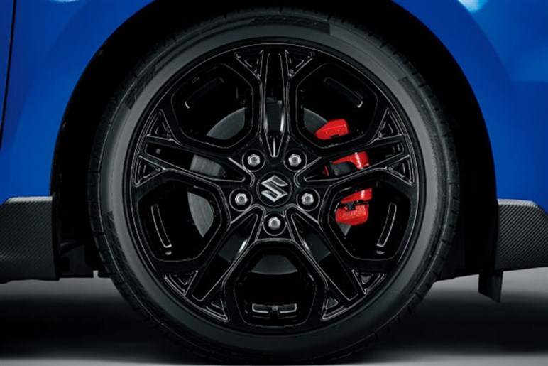 新型「スイフトスポーツ」の全容が見えてきた！ MHEV化×サイズ拡大も高コスパはキープ…26年前半公開へ