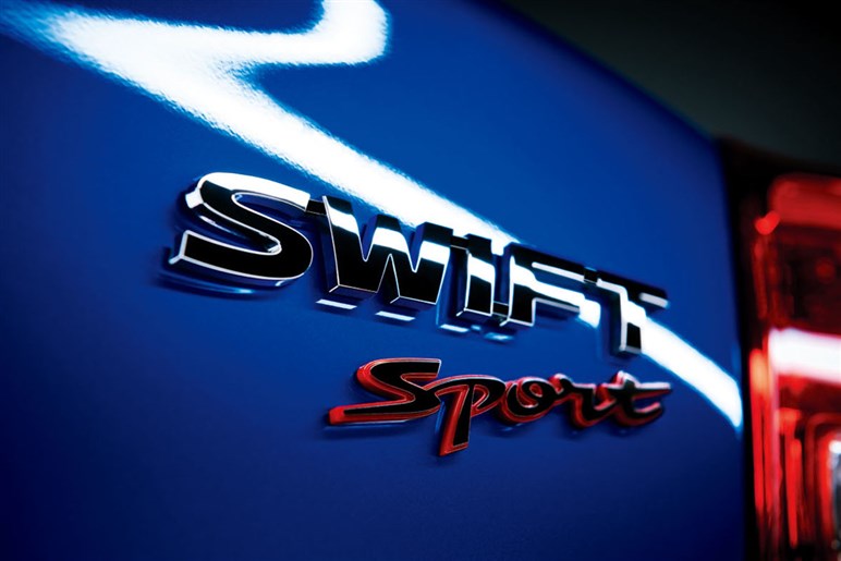 新型「スイフトスポーツ」の全容が見えてきた！ MHEV化×サイズ拡大も高コスパはキープ…26年前半公開へ