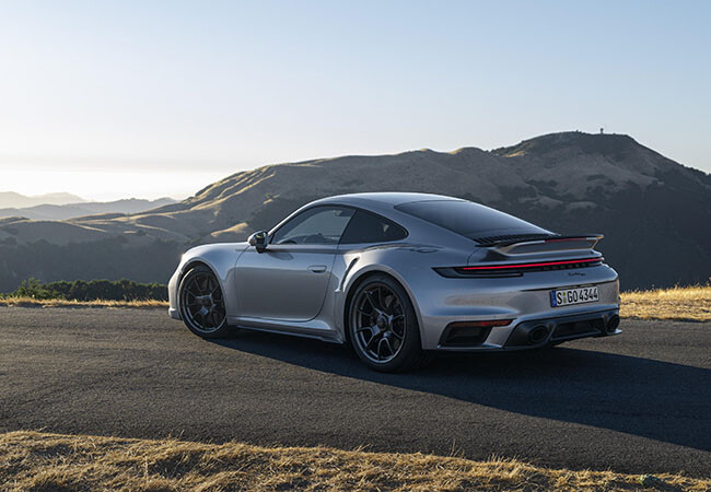 【ポルシェの実力／最新モデル試乗】豊かなリアフェンダーは「頂点」の象徴。最新911ターボは最上級GTにして究極のドライビングマシンだ