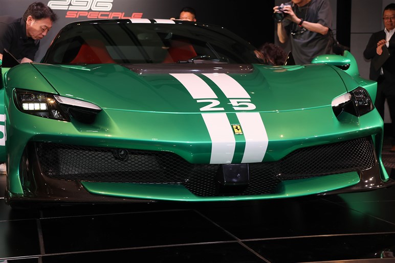 【買いたくても…】走り特化型のフェラーリ「296 スペチアーレ」日本初公開。購入できるのは“公認客”だけかも