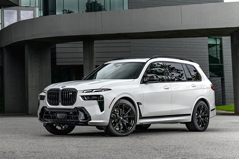 2段フェイスに化粧直しされたBMWの巨艦SUV「X7」。高性能グレード・M60iの実力やハイテク装備を解説する