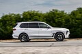 2段フェイスに化粧直しされたBMWの巨艦SUV「X7」。高性能グレード・M60iの実力やハイテク装備を解説する