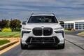 2段フェイスに化粧直しされたBMWの巨艦SUV「X7」。高性能グレード・M60iの実力やハイテク装備を解説する