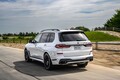 2段フェイスに化粧直しされたBMWの巨艦SUV「X7」。高性能グレード・M60iの実力やハイテク装備を解説する