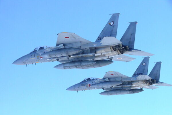 空自機と中ロ軍機が近距離で“にらみあい”も！ 防衛省が珍しいアングルの画像を公開 今年度のスクランブル回数は?