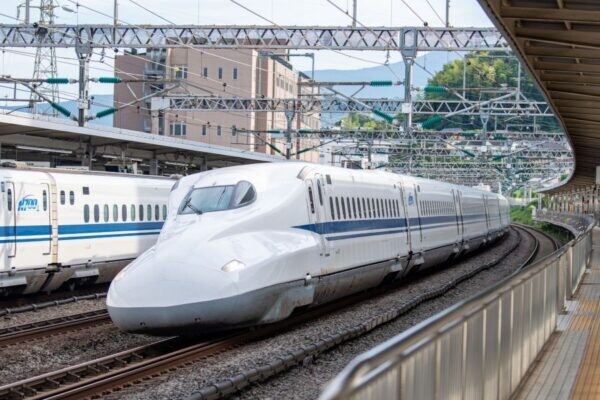 解体された東海道新幹線が「駅トイレ」に転生!? 3編成ぶん使用し“アルミニウム造の平屋建て”に 場所はなぜか「東武の終着駅」