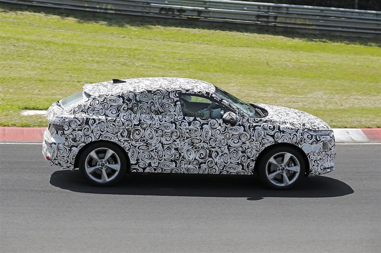 【スクープ】アウディ新型「Q3スポーツバック」を初捕捉。モデルチェンジで流麗なクーペフォルムを進化させPHEVも設定へ