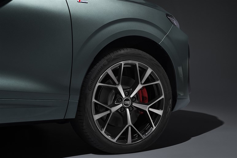 【スクープ】アウディ新型「Q3スポーツバック」を初捕捉。モデルチェンジで流麗なクーペフォルムを進化させPHEVも設定へ