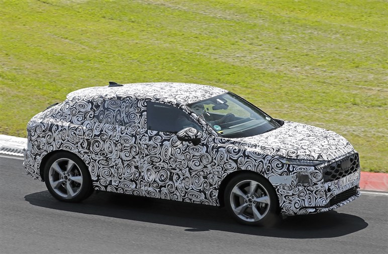 【スクープ】アウディ新型「Q3スポーツバック」を初捕捉。モデルチェンジで流麗なクーペフォルムを進化させPHEVも設定へ