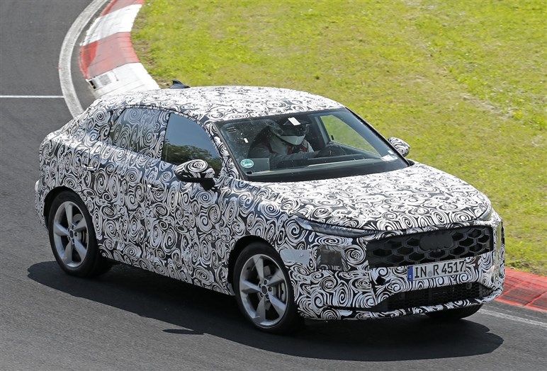 【スクープ】アウディ新型「Q3スポーツバック」を初捕捉。モデルチェンジで流麗なクーペフォルムを進化させPHEVも設定へ