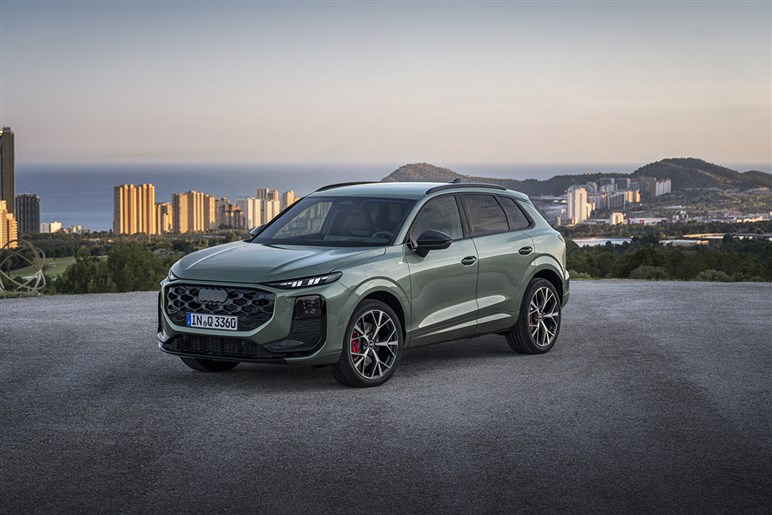 【スクープ】アウディ新型「Q3スポーツバック」を初捕捉。モデルチェンジで流麗なクーペフォルムを進化させPHEVも設定へ