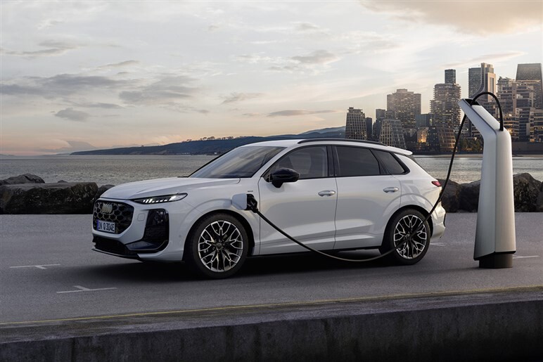 【スクープ】アウディ新型「Q3スポーツバック」を初捕捉。モデルチェンジで流麗なクーペフォルムを進化させPHEVも設定へ