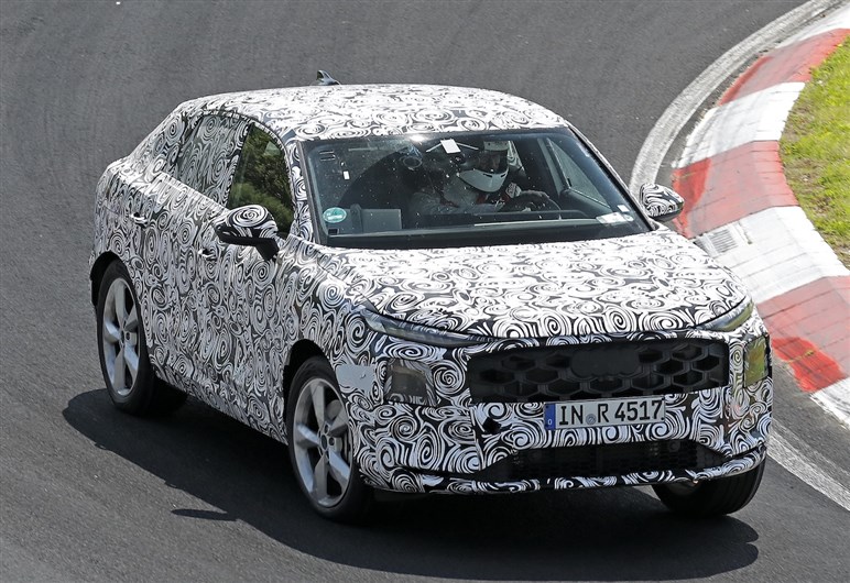 【スクープ】アウディ新型「Q3スポーツバック」を初捕捉。モデルチェンジで流麗なクーペフォルムを進化させPHEVも設定へ