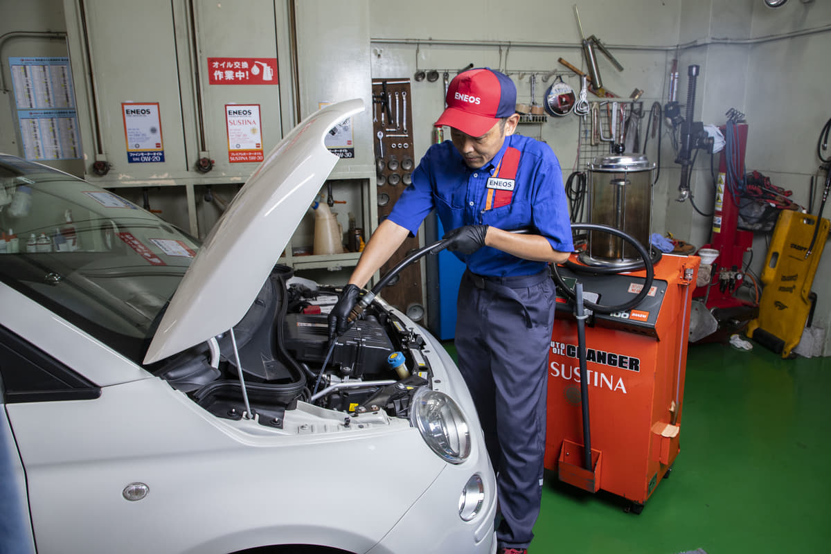 エンジンオイルの交換時期は 交換費用やおすすめの交換方法を紹介 Auto Messe Web 自動車情報サイト 新車 中古車 Carview