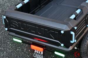 スズキの「免許不要の“ちいさい軽トラ”!?」に熱視線！ おひとりさま向け超小型ボディ×安定感バツグンの4輪走行可能！ 使い勝手サイコーな荷台がスゴい「スズカーゴ」とは！