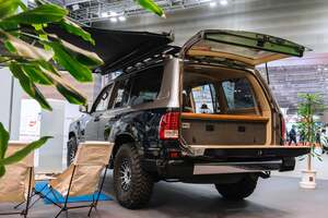 60フェイスの「ランクル」がキャンピングカーに変身！ フラットな就寝スペースと収納を完備したカッコいい“大人の秘密基地”【ジャパンモビリティショー2025】