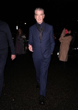 ピアース・ブロスナンに学ぶ、スーツスタイルを格上げするスカーフ使いの妙