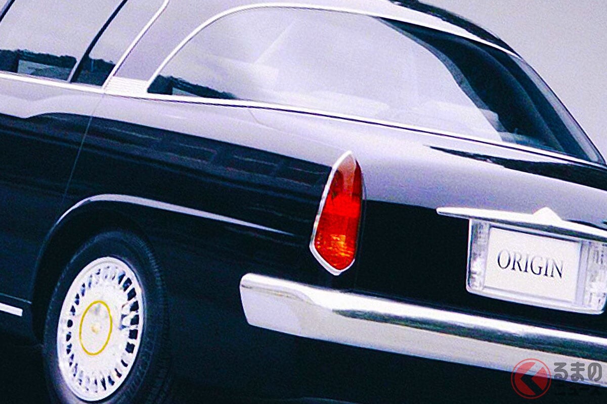 トヨタ超高級「“ちいさな”センチュリー」!? めちゃレトロな「匠の手作りボディ」採用！ ガバッと開く「斬新ドア」も美しい“小さな高級車”こと「オリジン」の凄さとは！